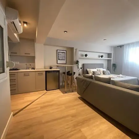 Next To Campus & Hospitals-thessaloniki Appartement *