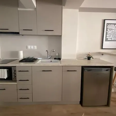 Next To Campus & Hospitals-thessaloniki Appartement *